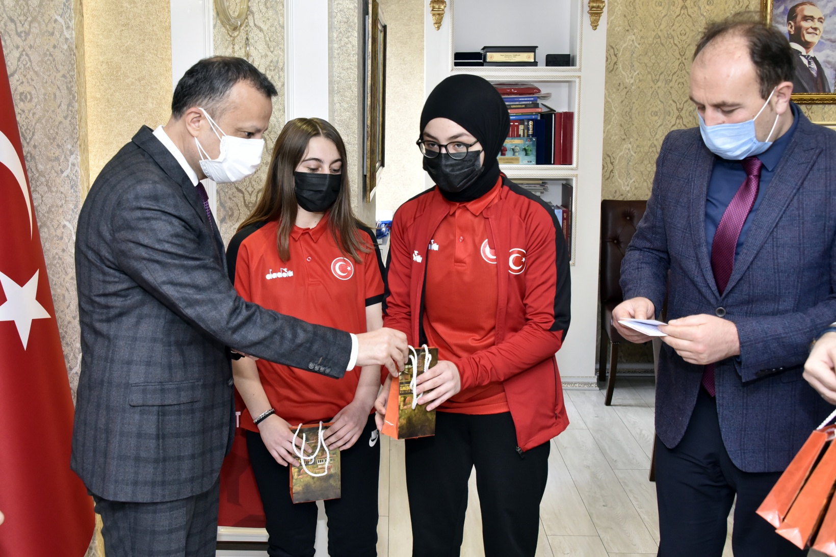 Vali Taşbilek başarılı sporcuları ödüllendirdi 2