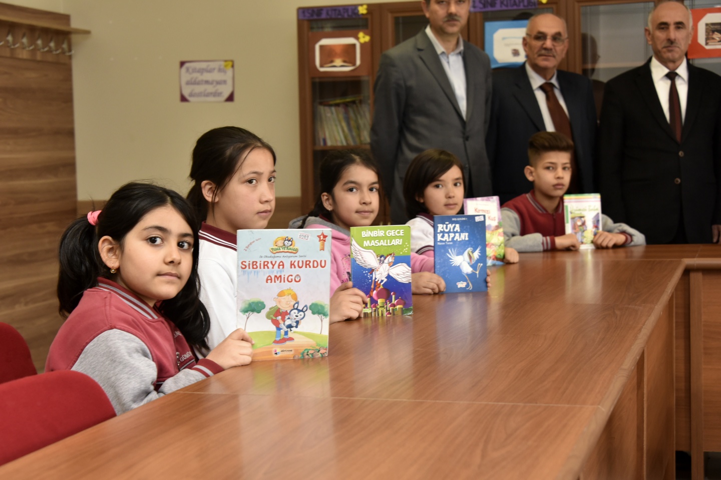 Vatanlarından binlerce kilometre uzakta karne aldılar 24