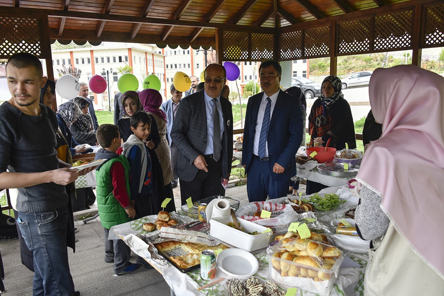 İHH üniversitede yetimler için kermes açtı 3