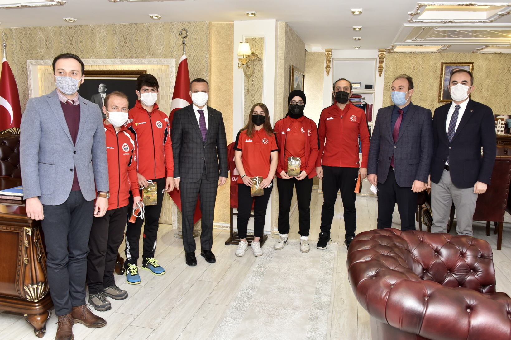 Vali Taşbilek başarılı sporcuları ödüllendirdi 8