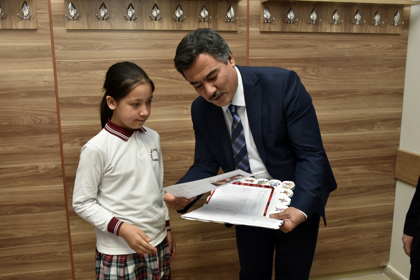 Vatanlarından binlerce kilometre uzakta karne aldılar 28