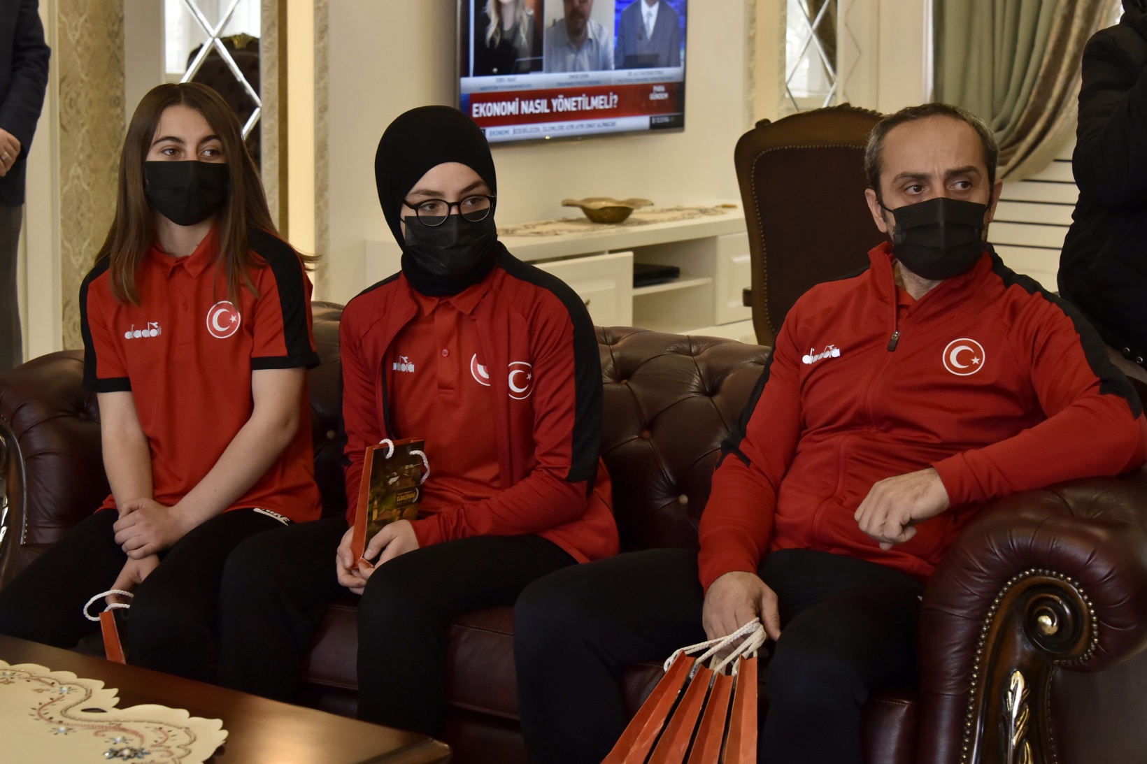 Vali Taşbilek başarılı sporcuları ödüllendirdi 6