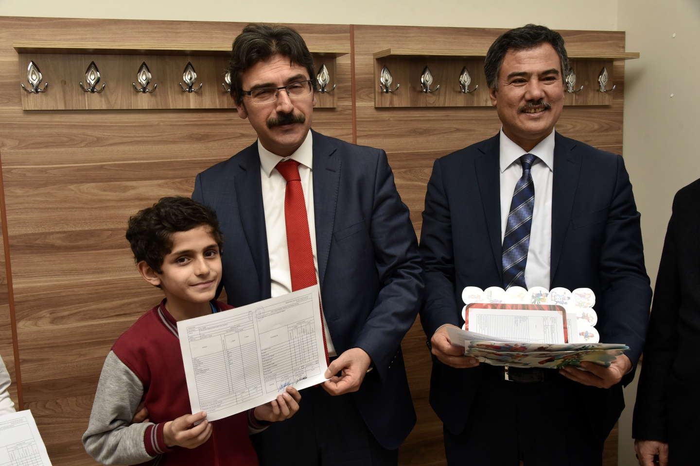 Vatanlarından binlerce kilometre uzakta karne aldılar 25