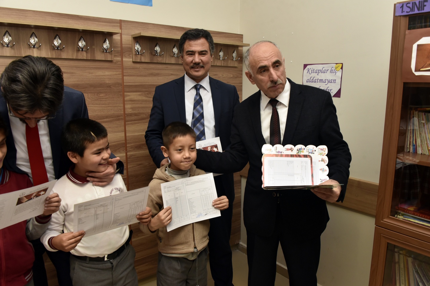 Vatanlarından binlerce kilometre uzakta karne aldılar 29