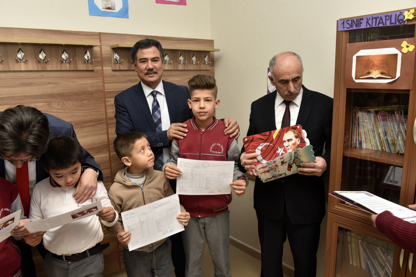 Vatanlarından binlerce kilometre uzakta karne aldılar 38