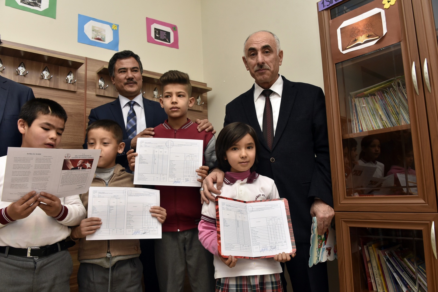 Vatanlarından binlerce kilometre uzakta karne aldılar 33