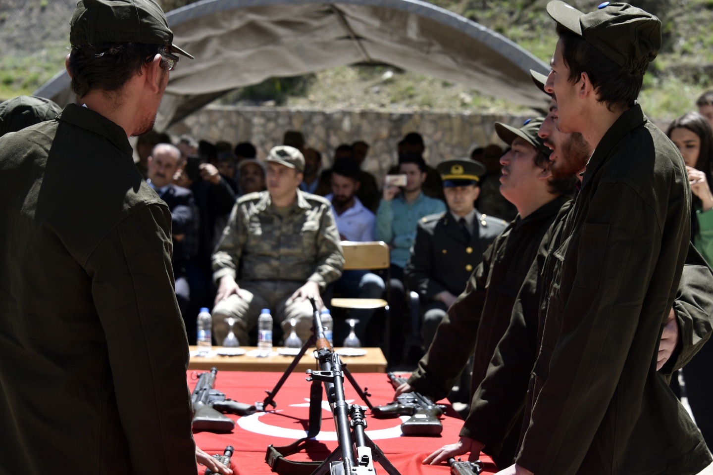 Bir günlüğüne asker olup terhis belgesi aldılar 12