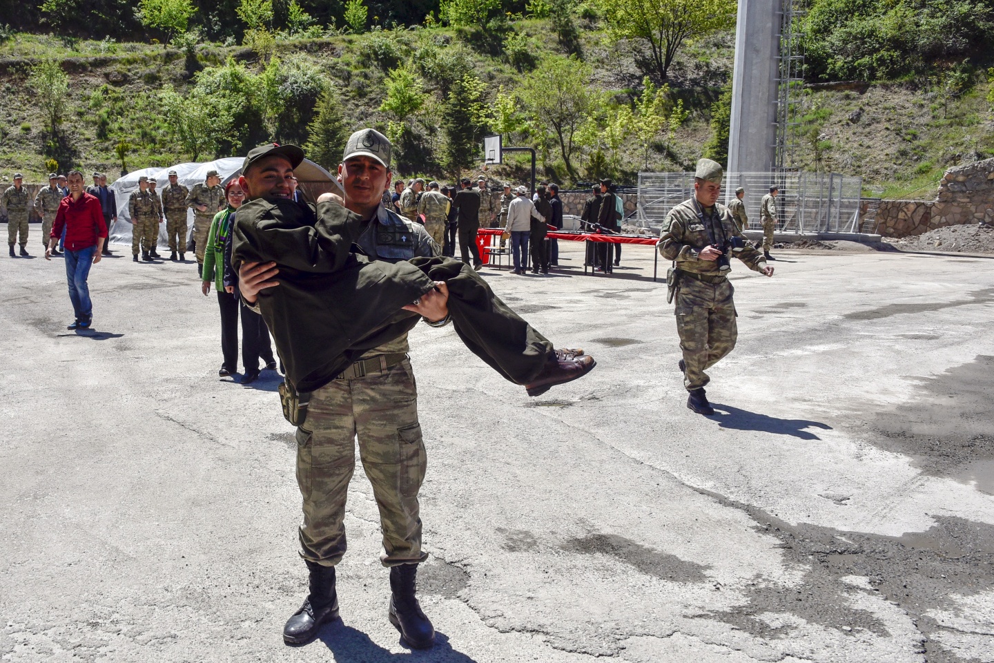 Bir günlüğüne asker olup terhis belgesi aldılar 19