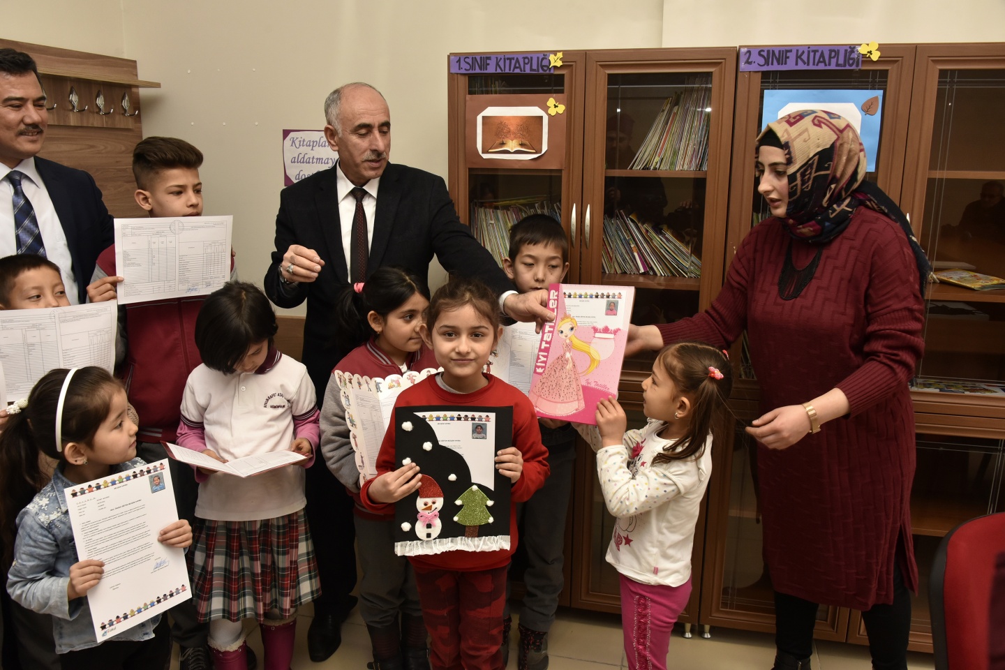 Vatanlarından binlerce kilometre uzakta karne aldılar 31