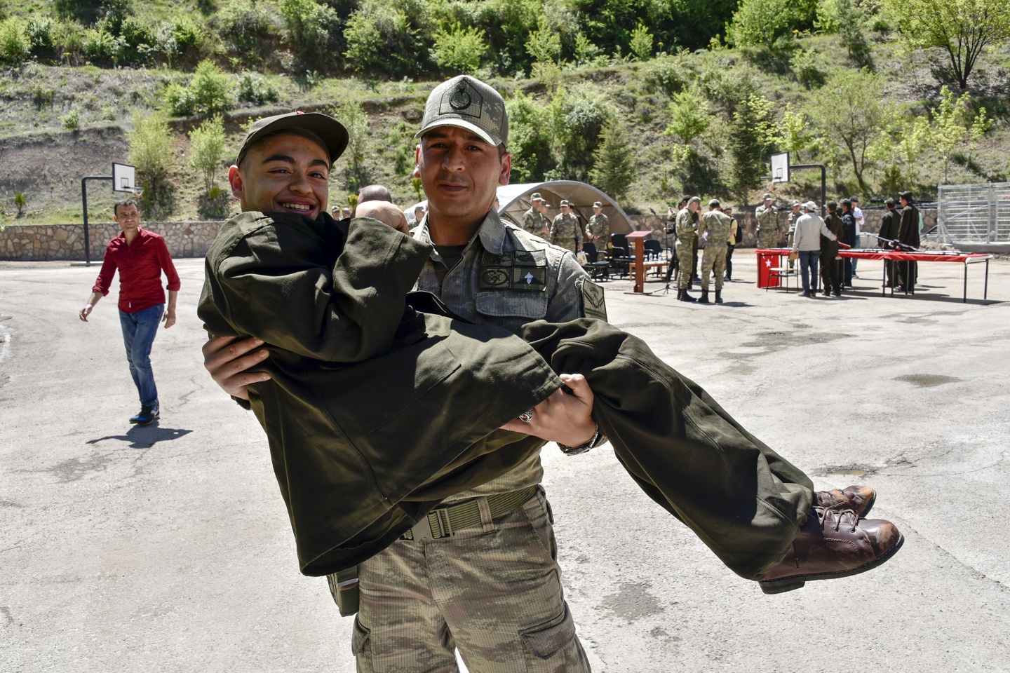 Bir günlüğüne asker olup terhis belgesi aldılar 23