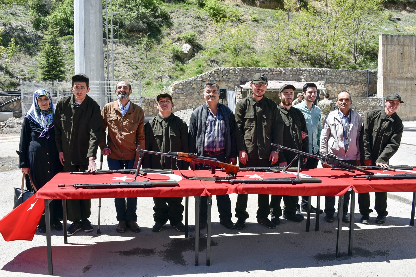 Bir günlüğüne asker olup terhis belgesi aldılar 11