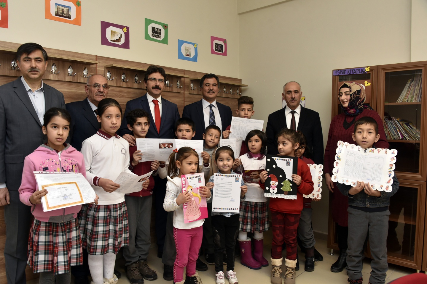 Vatanlarından binlerce kilometre uzakta karne aldılar 40