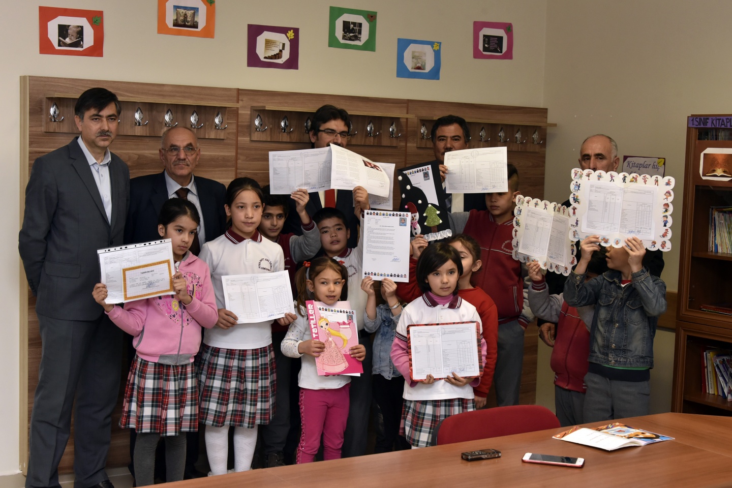 Vatanlarından binlerce kilometre uzakta karne aldılar 36