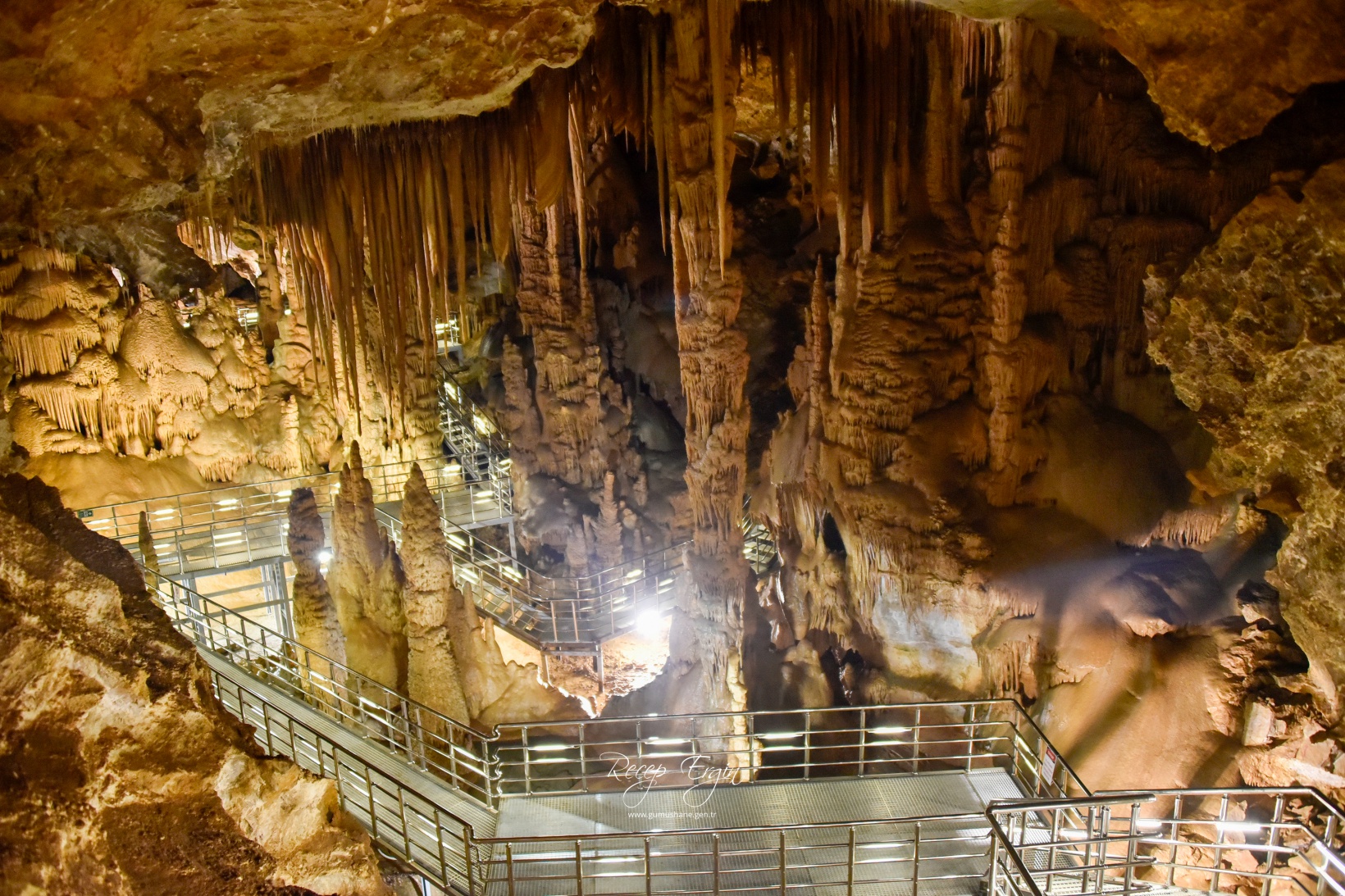 Gümüşhane'nin yeraltı sarayı Karaca Mağarasında sezon başladı 34