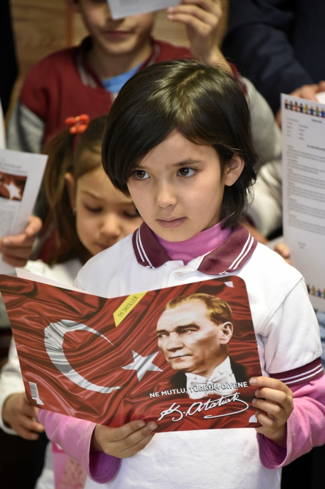 Vatanlarından binlerce kilometre uzakta karne aldılar 37