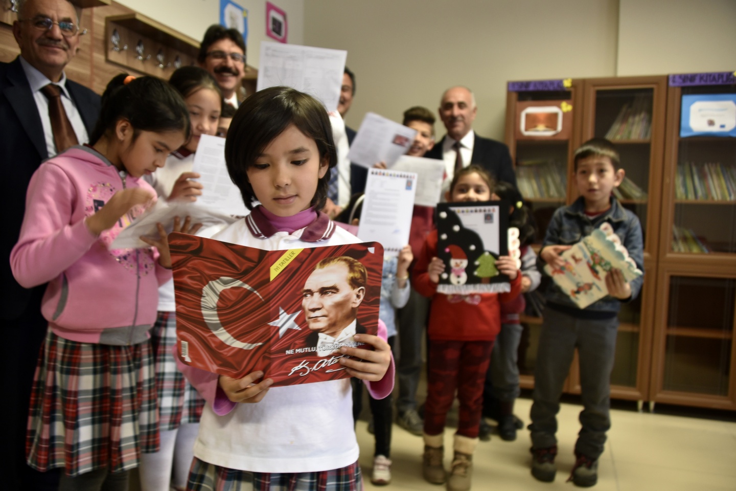 Vatanlarından binlerce kilometre uzakta karne aldılar 39