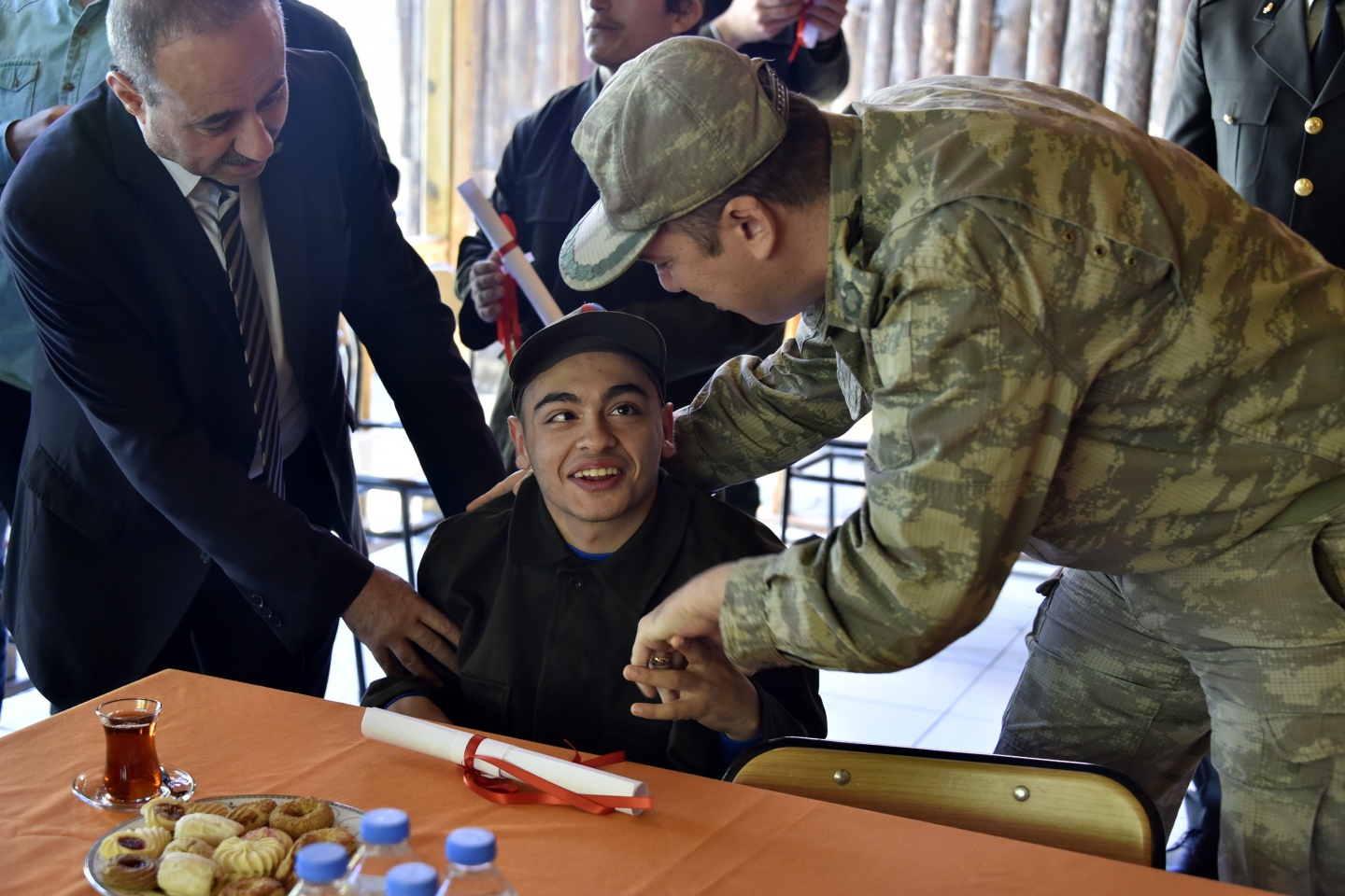 Bir günlüğüne asker olup terhis belgesi aldılar 16