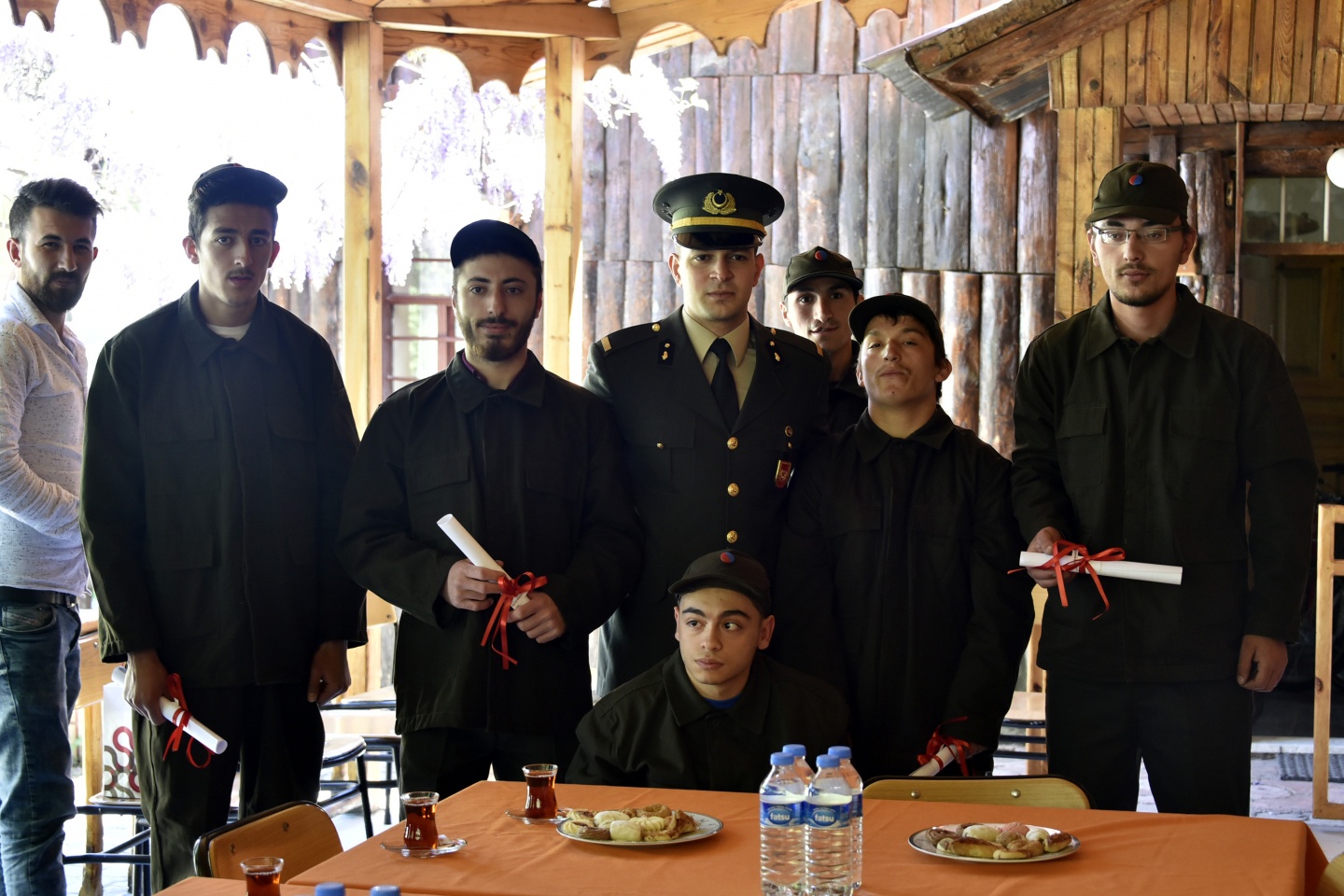 Bir günlüğüne asker olup terhis belgesi aldılar 21