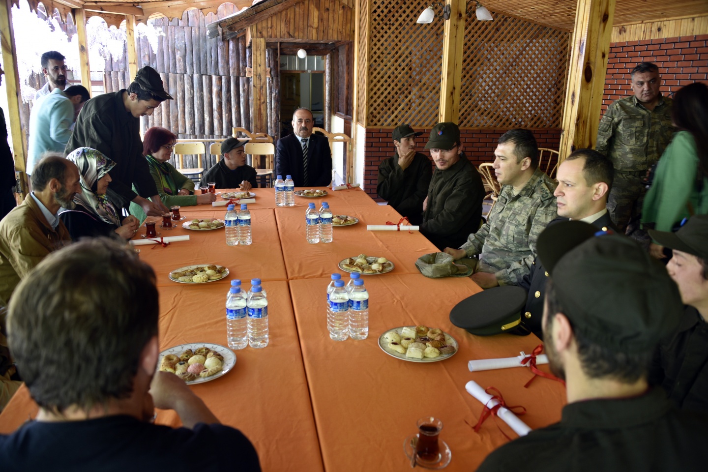 Bir günlüğüne asker olup terhis belgesi aldılar 13