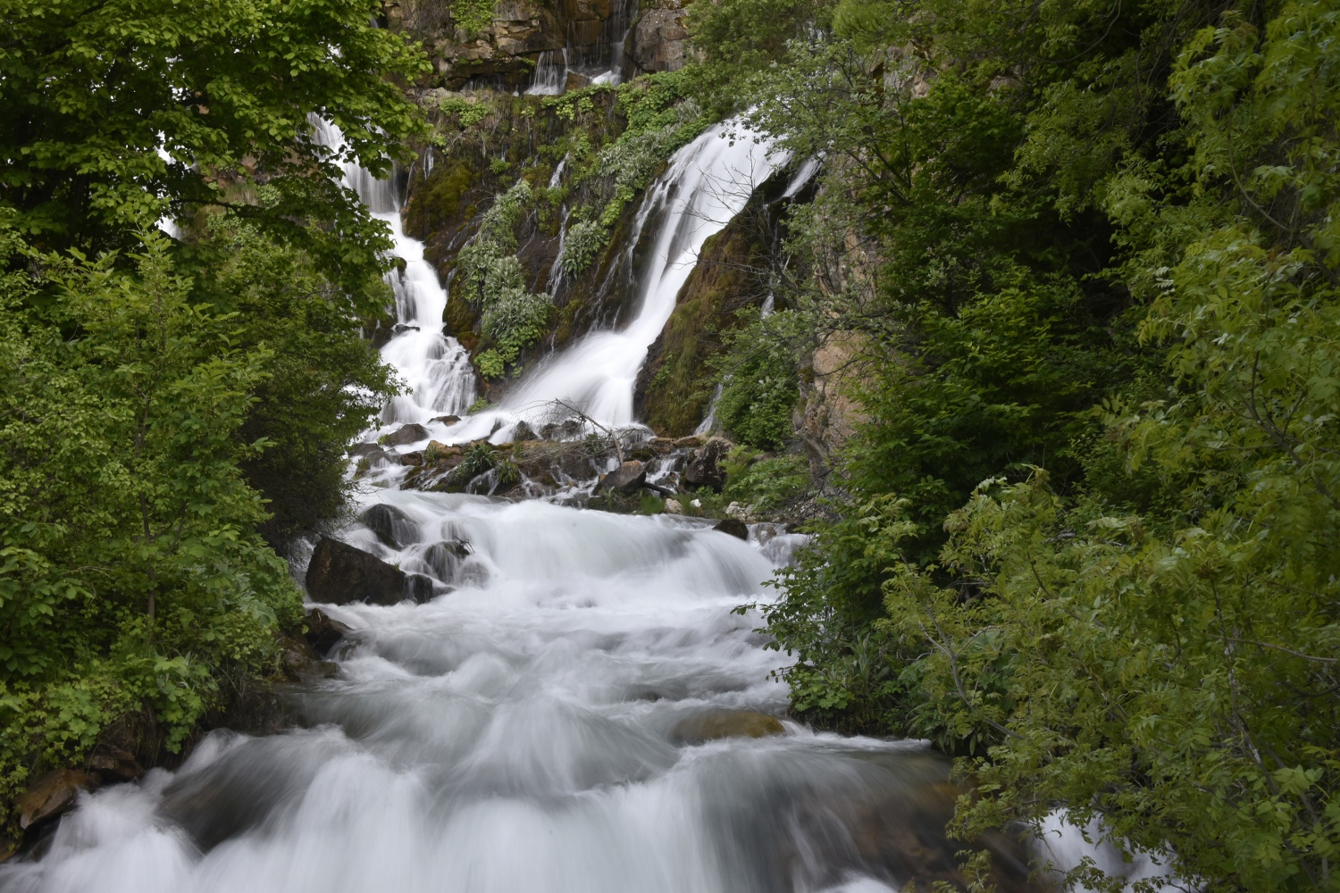 Gümüşhane’de 40 gözeli şelale büyülüyor 30