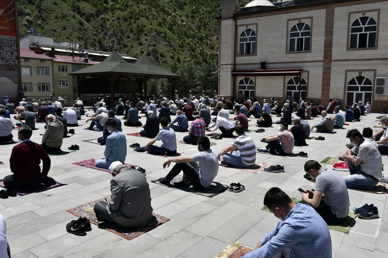 Gümüşhane’de 2,5 ay sonra ilk Cuma namazı kılındı 12