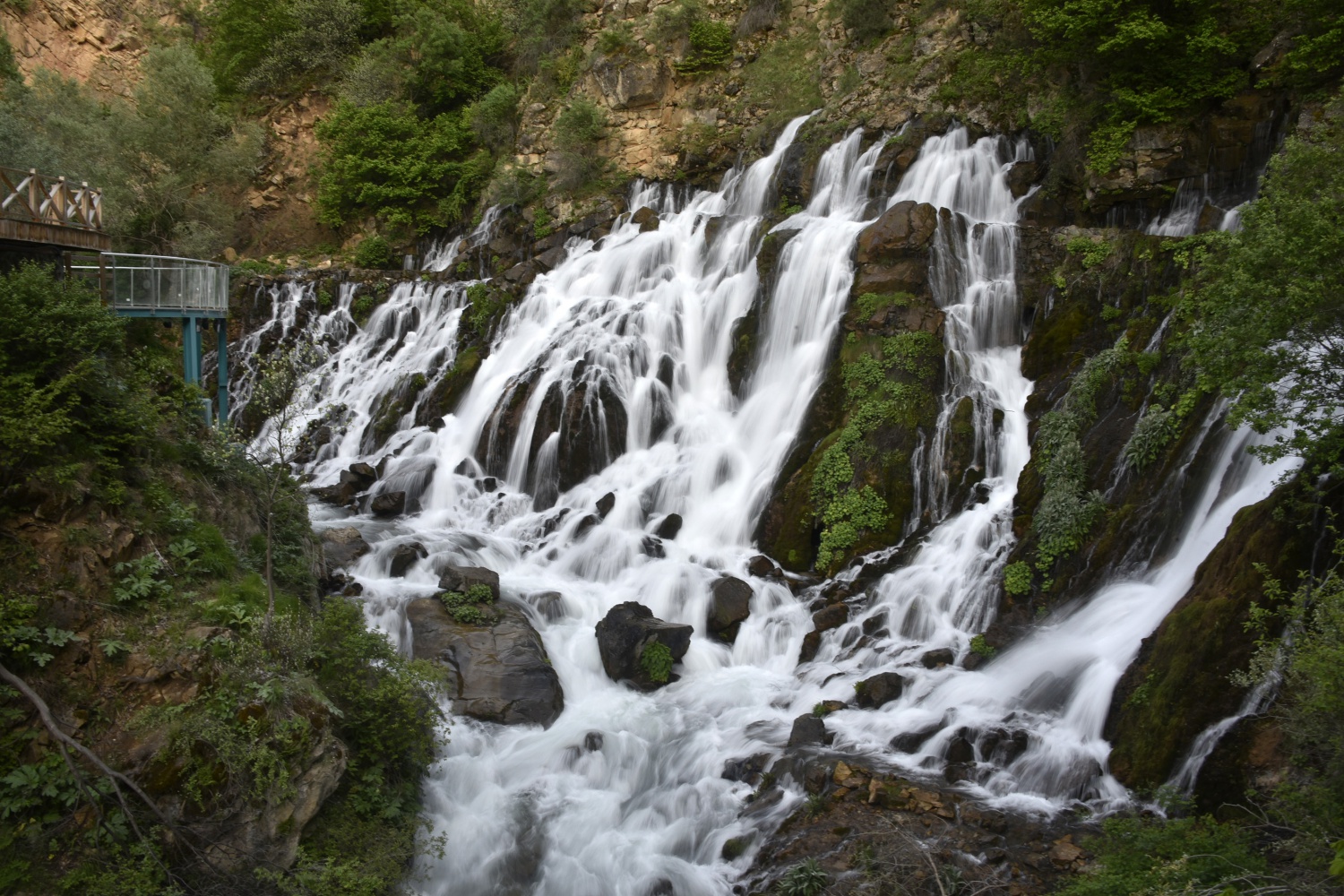 Gümüşhane’de 40 gözeli şelale büyülüyor 28