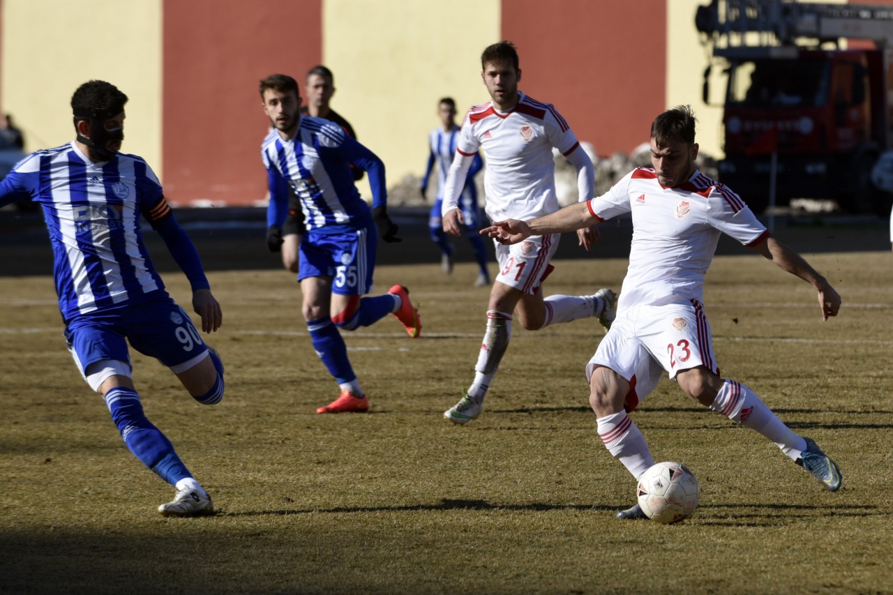 Gümüş hakeme rağmen: 2-2 3