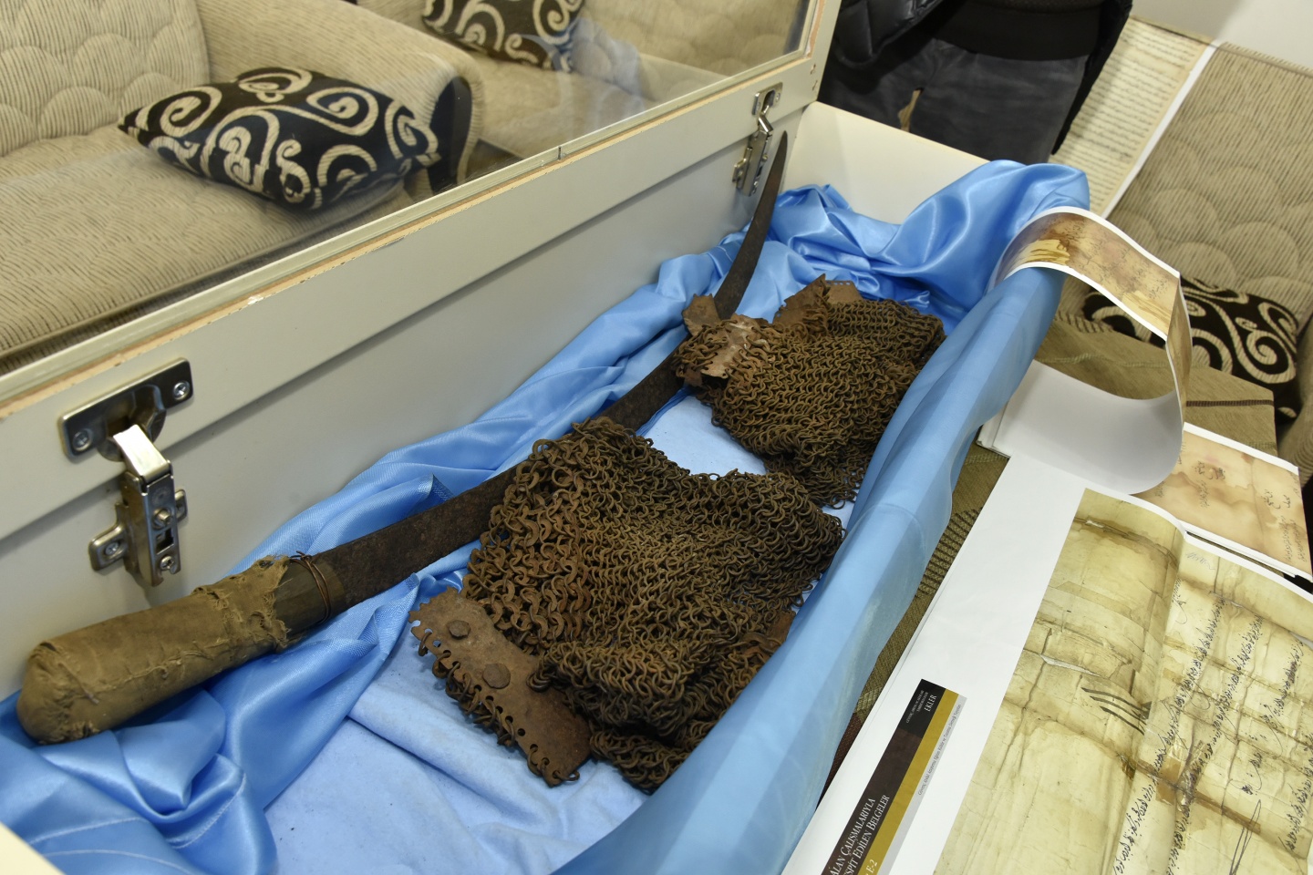 Bu kılıç ve zırh gömleği 700 yıllık 9