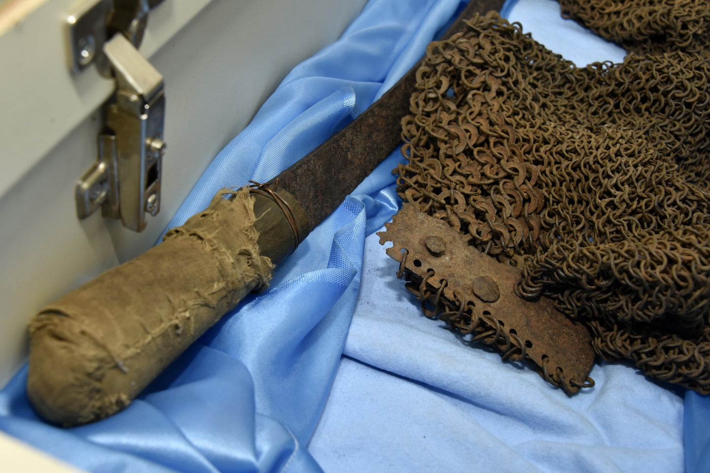 Bu kılıç ve zırh gömleği 700 yıllık 12