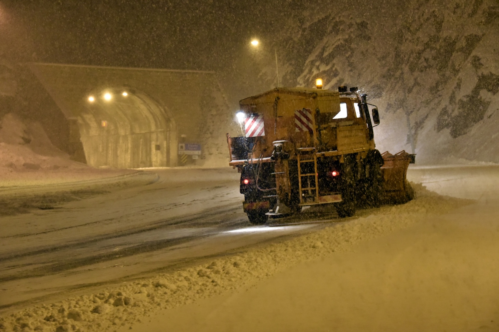 Zigana geçidinde kar yağışı etkili oluyor 3