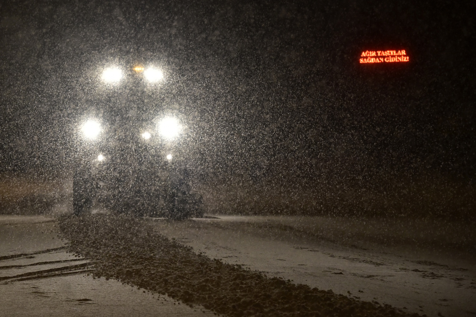 Zigana geçidinde kar yağışı etkili oluyor 12