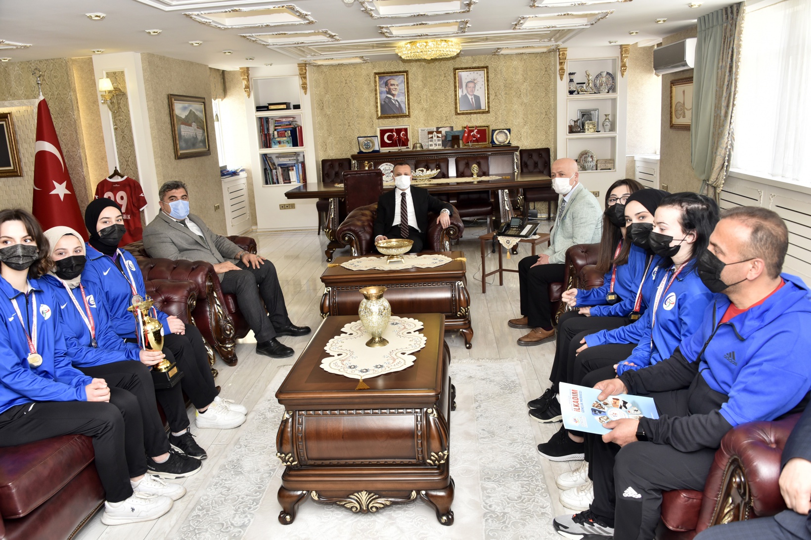 Vali Taşbilek, Türkiye ikincisi takımı konuk etti 6