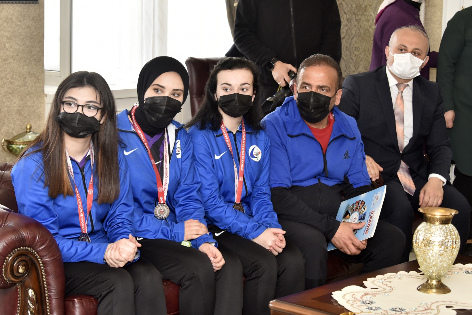 Vali Taşbilek, Türkiye ikincisi takımı konuk etti 8