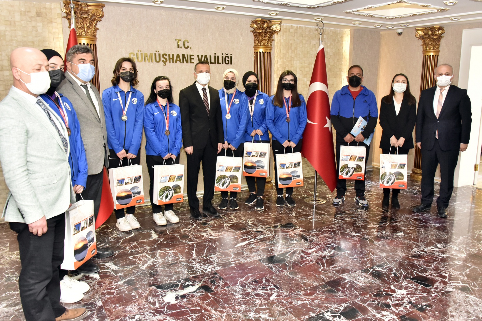 Vali Taşbilek, Türkiye ikincisi takımı konuk etti 7