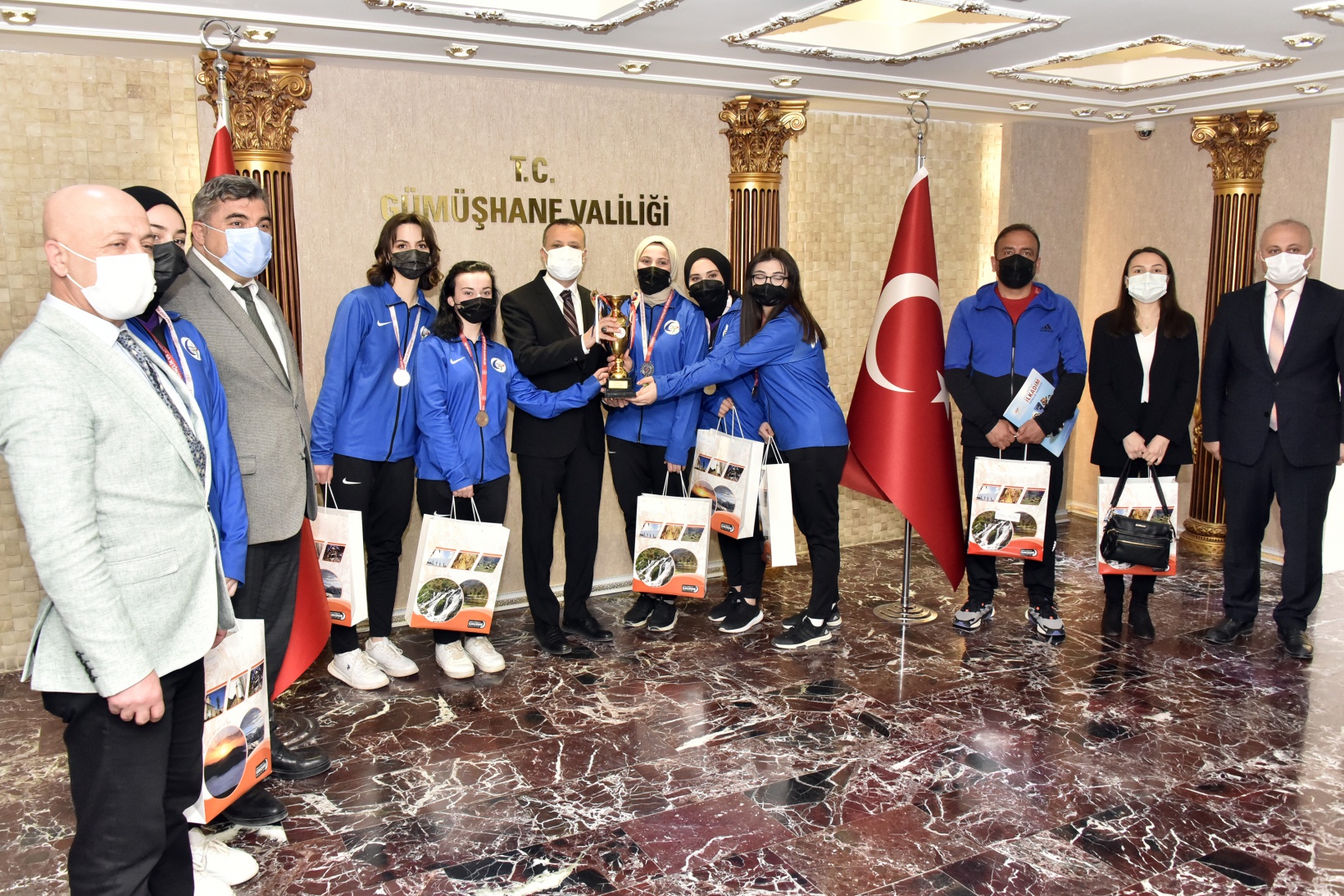 Vali Taşbilek, Türkiye ikincisi takımı konuk etti 3