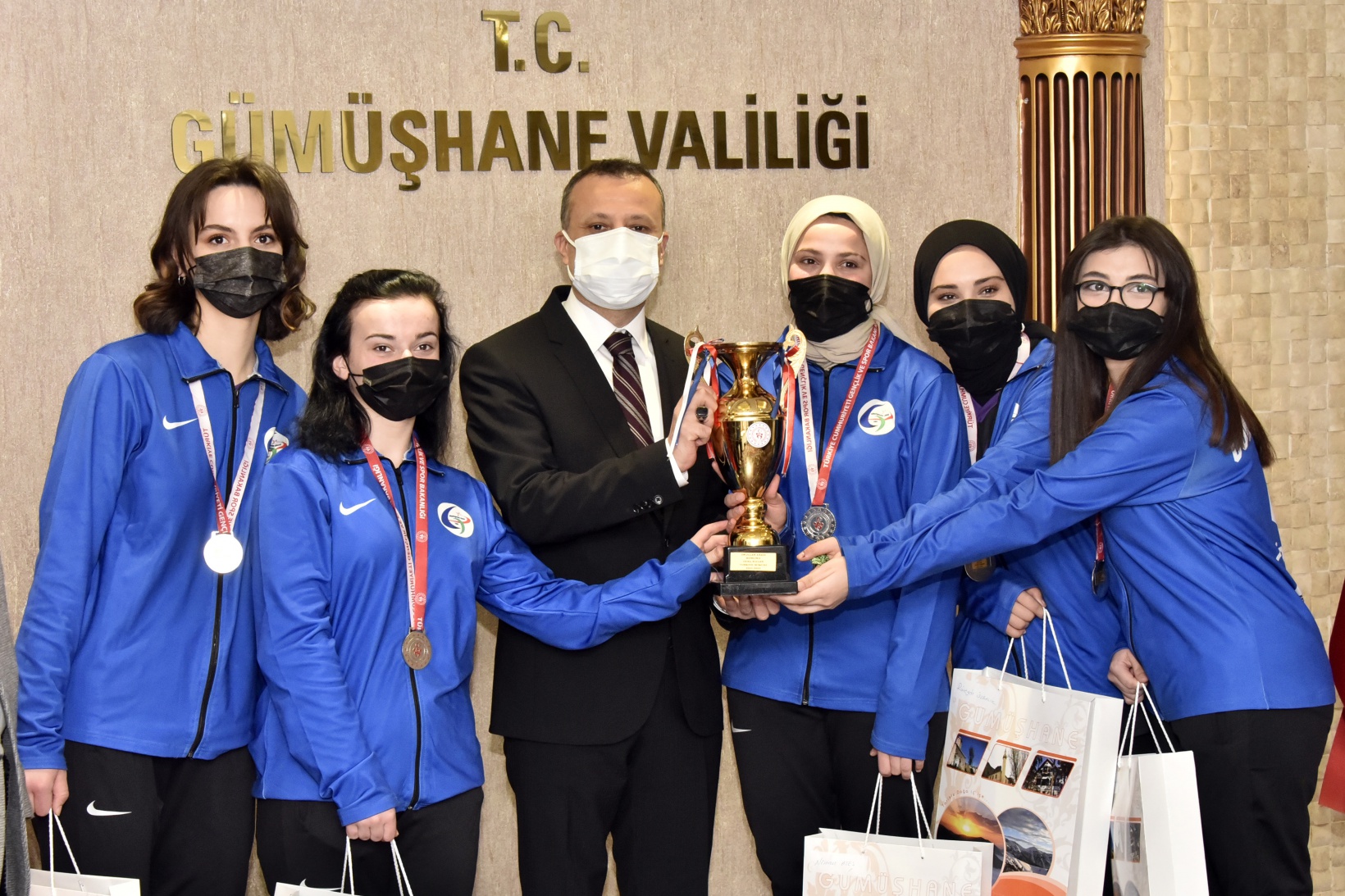 Vali Taşbilek, Türkiye ikincisi takımı konuk etti 5