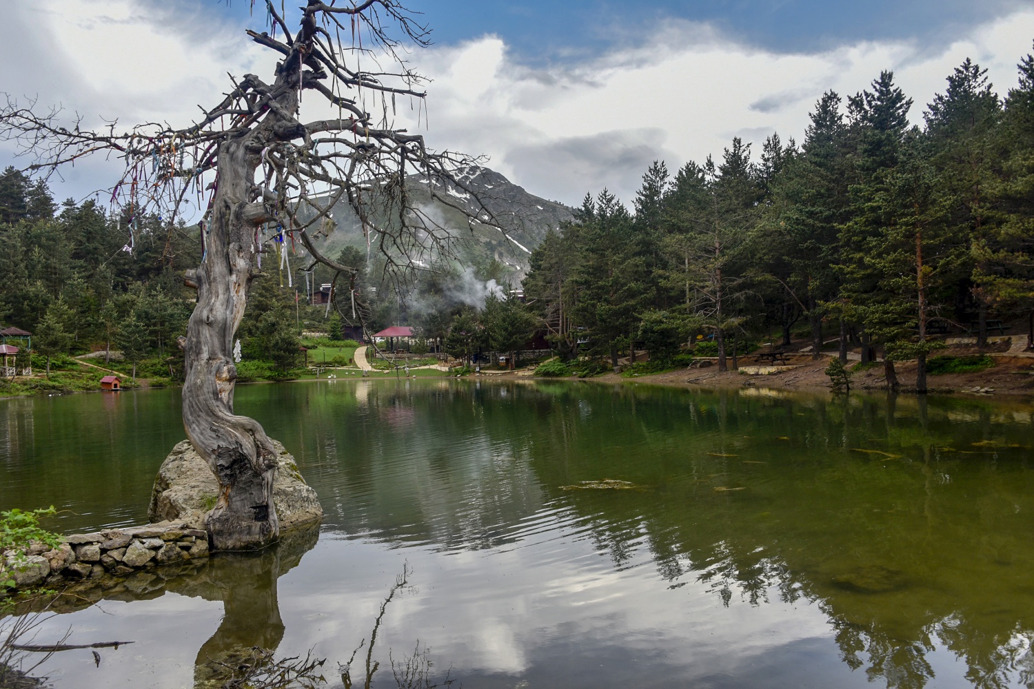 Sıcaktan bunalan soluğu Limni Gölünde alıyor 3