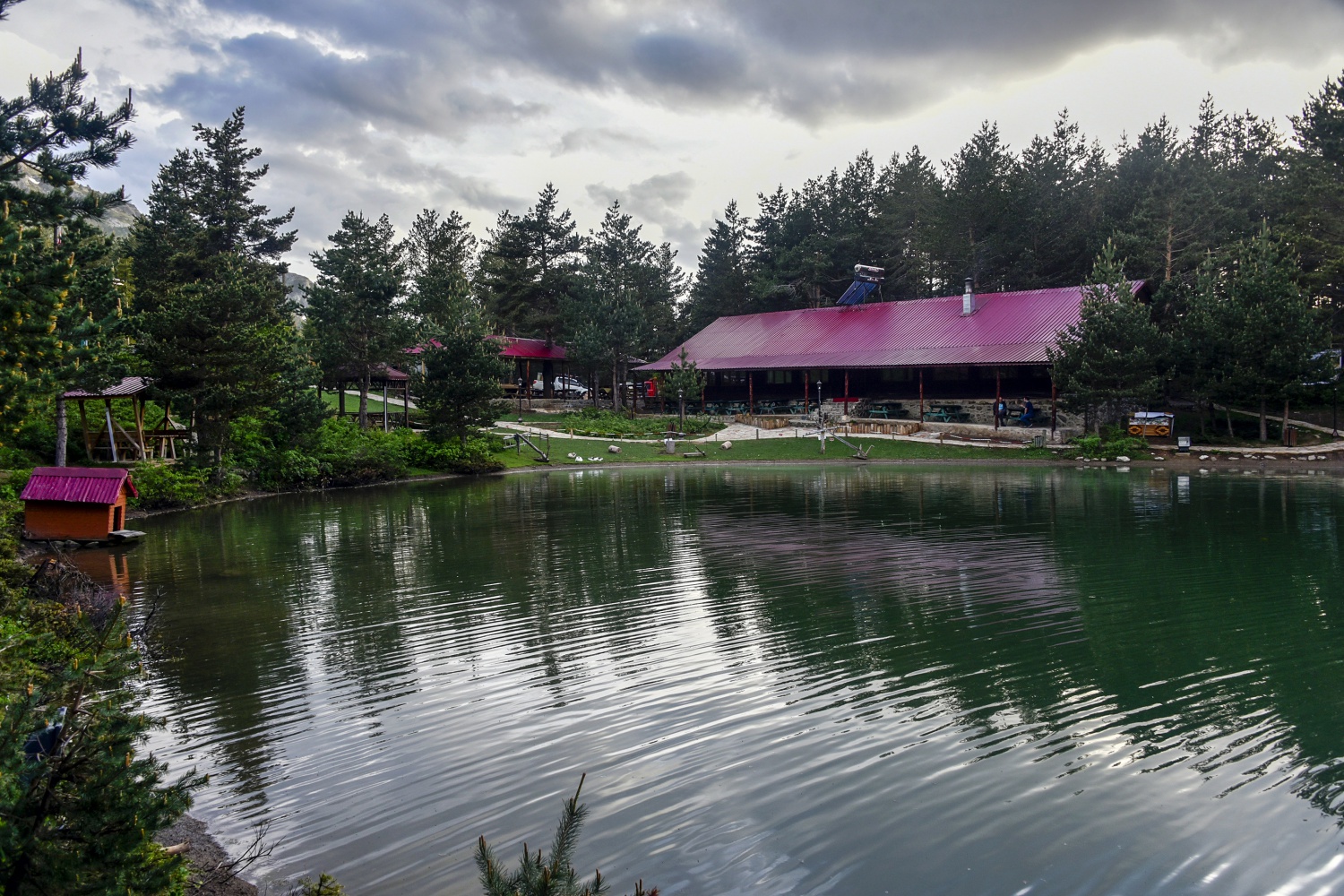 Sıcaktan bunalan soluğu Limni Gölünde alıyor 8