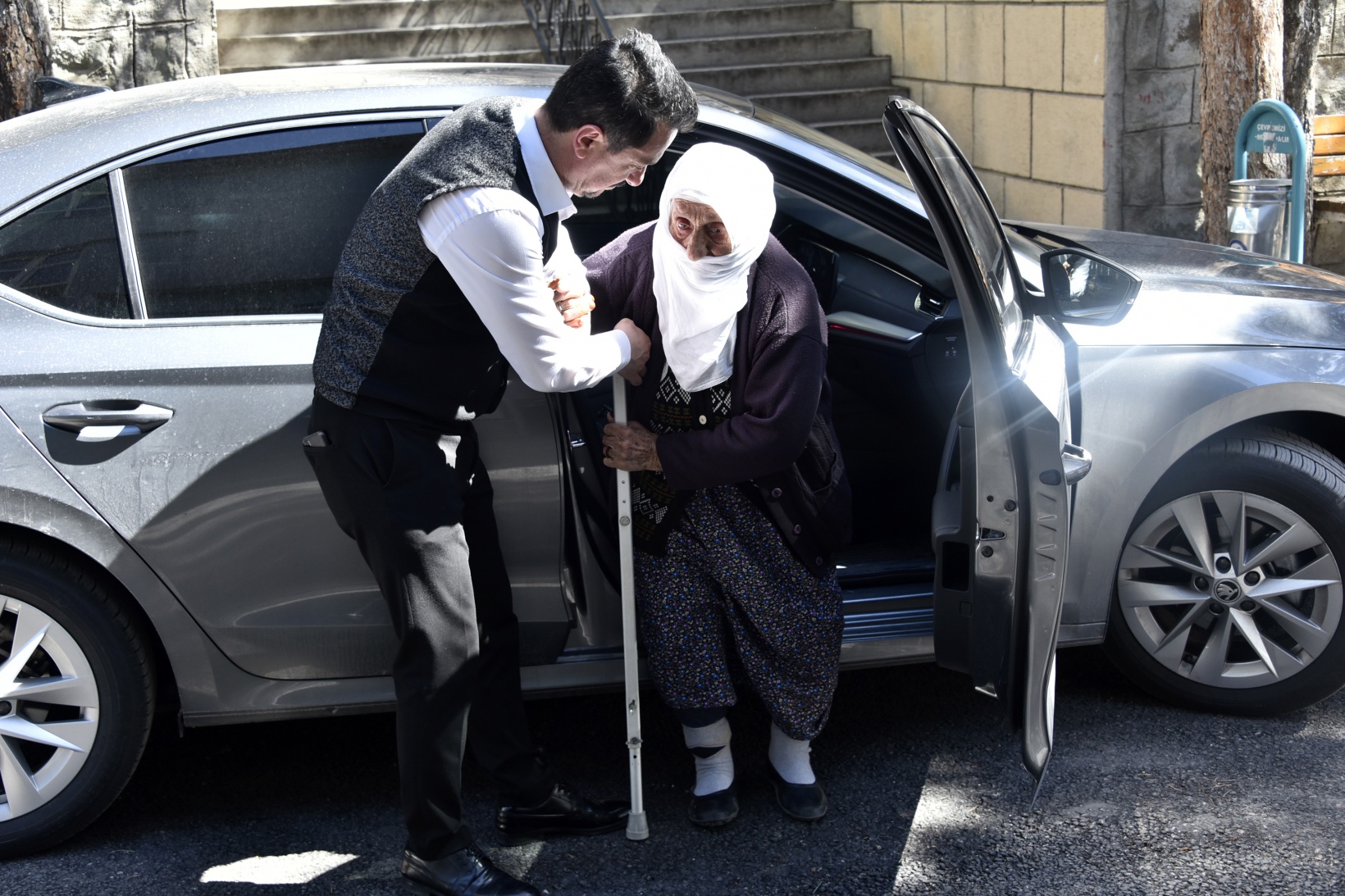 Gümüşhane’de 112 yaşındaki Güllü Nine sandık başına gitti 10