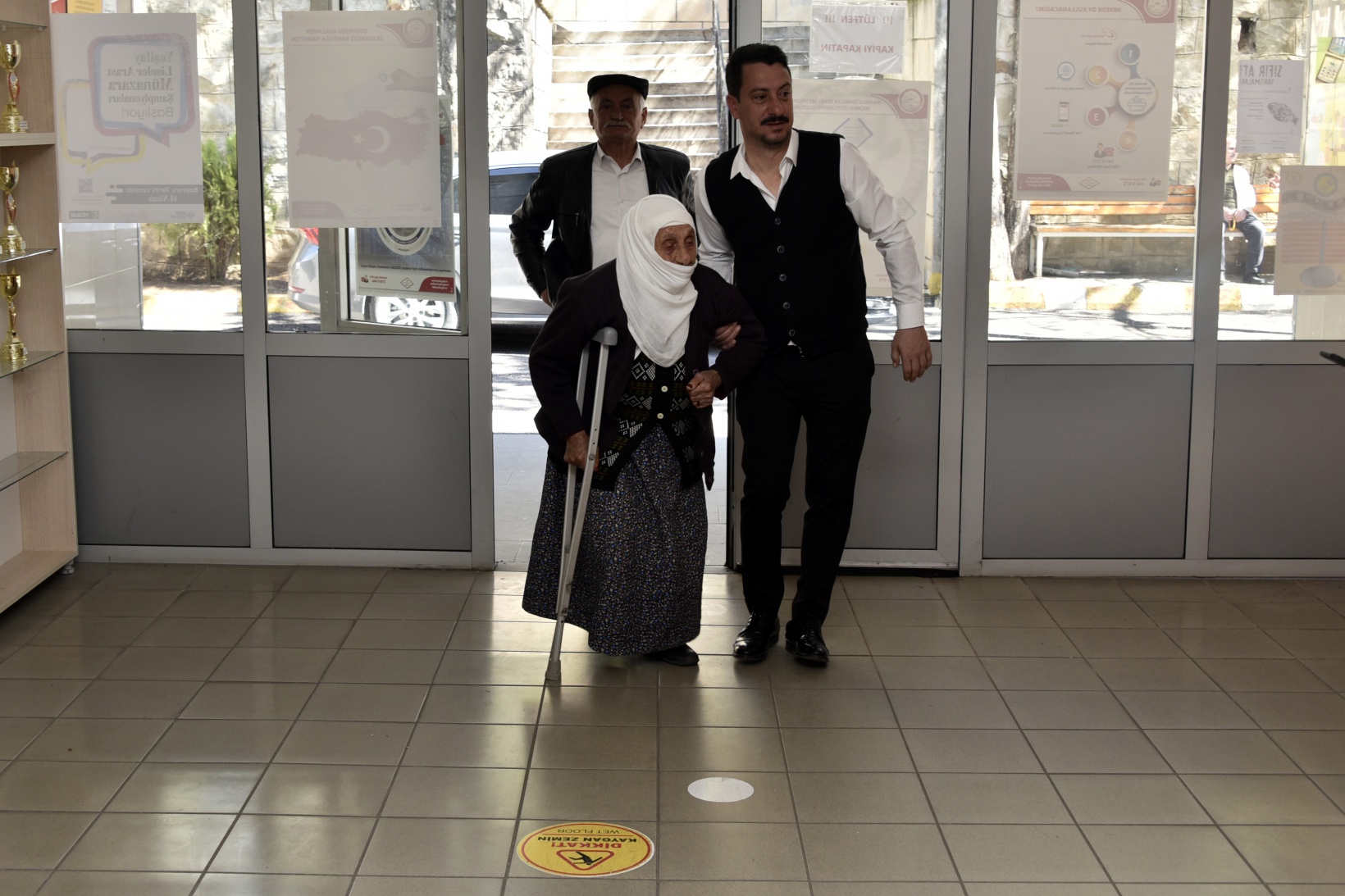 Gümüşhane’de 112 yaşındaki Güllü Nine sandık başına gitti 8