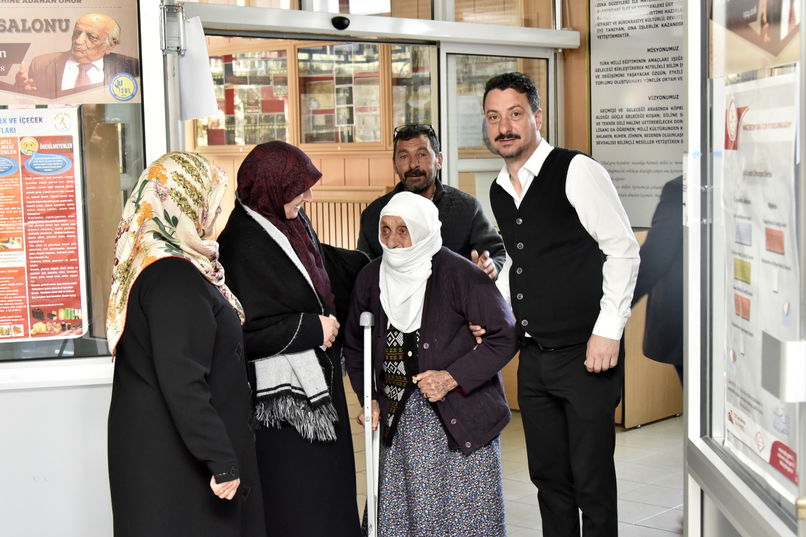 Gümüşhane’de 112 yaşındaki Güllü Nine sandık başına gitti 14