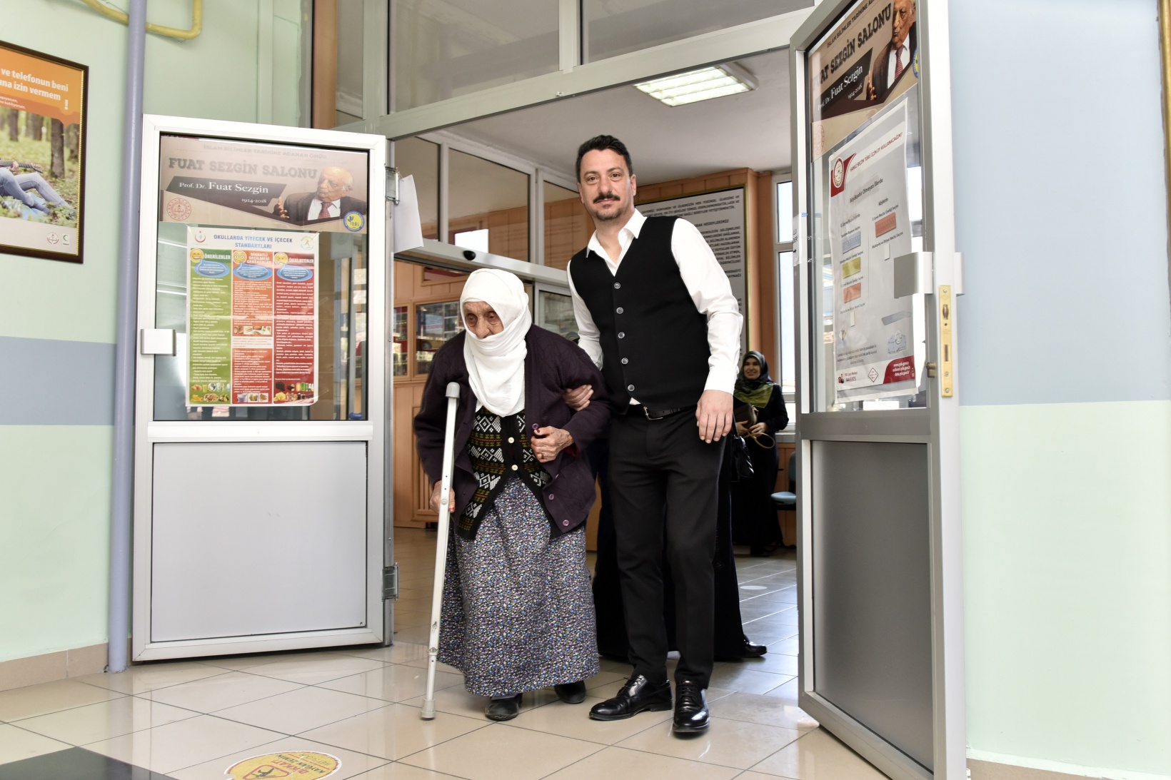 Gümüşhane’de 112 yaşındaki Güllü Nine sandık başına gitti 2