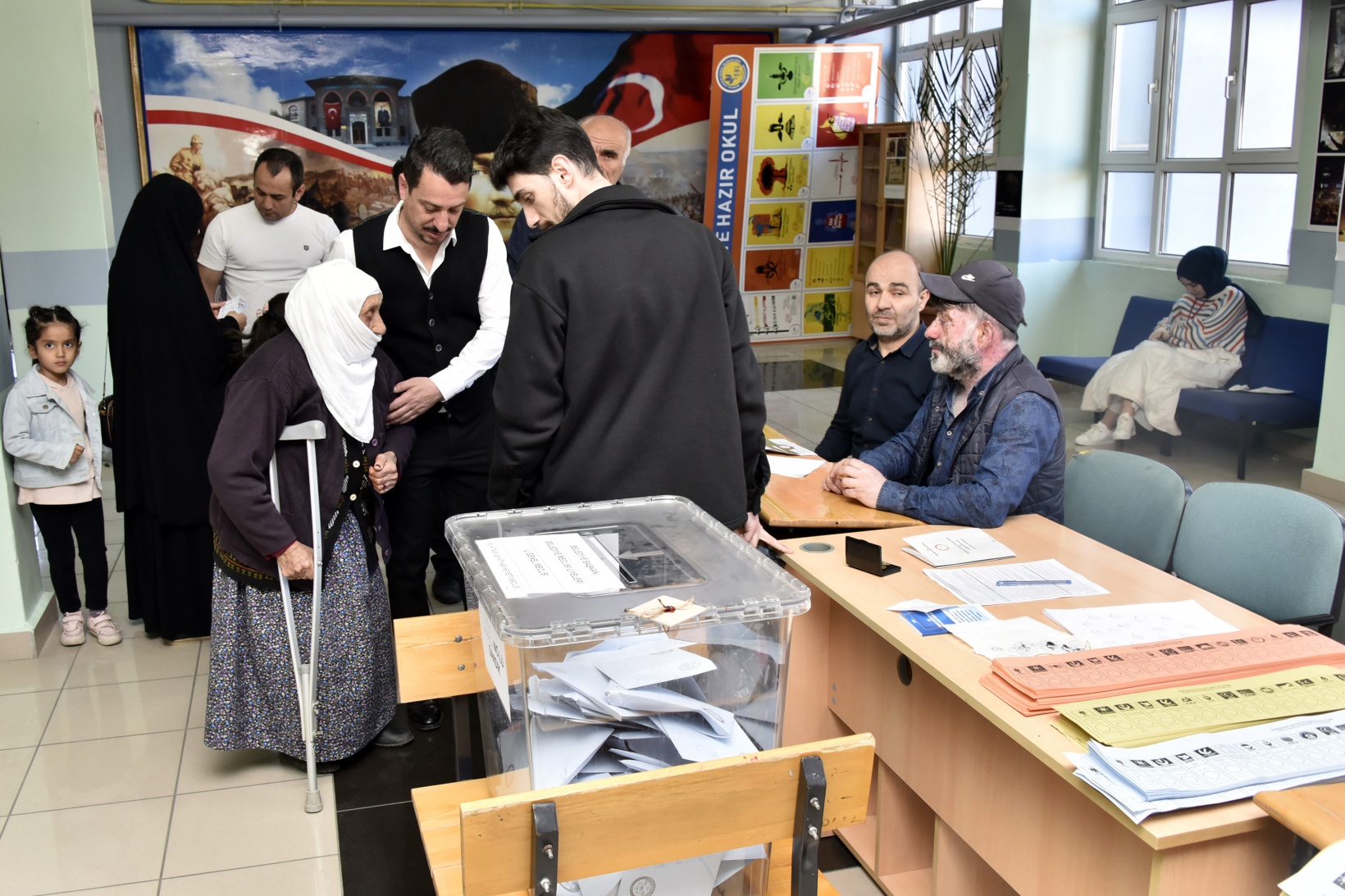 Gümüşhane’de 112 yaşındaki Güllü Nine sandık başına gitti 13