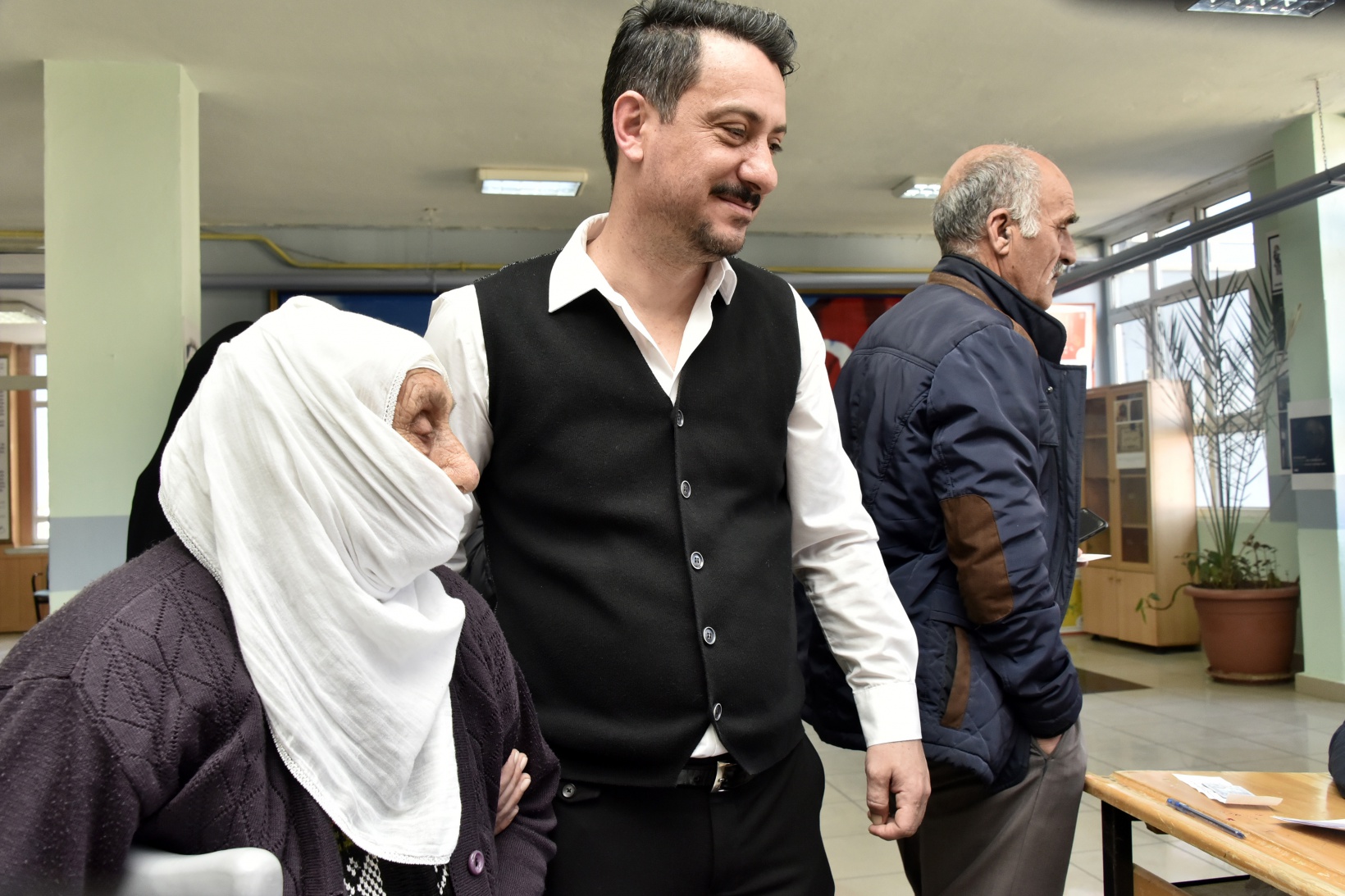 Gümüşhane’de 112 yaşındaki Güllü Nine sandık başına gitti 15