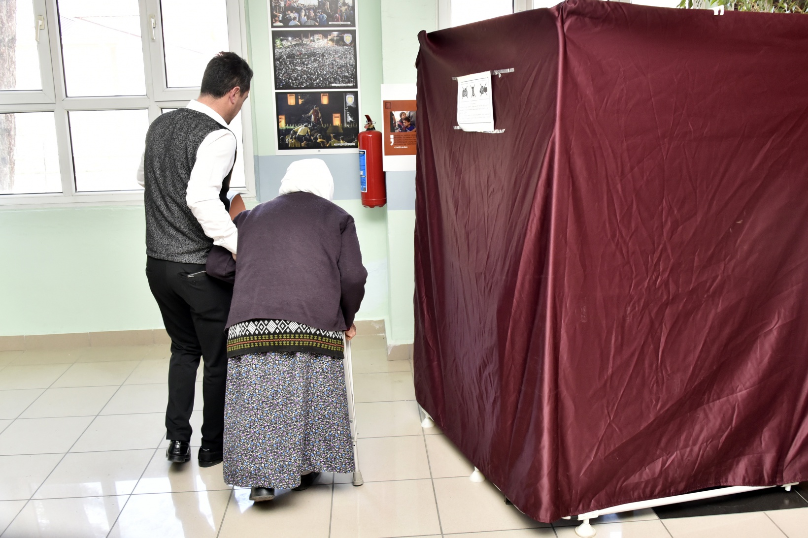 Gümüşhane’de 112 yaşındaki Güllü Nine sandık başına gitti 3