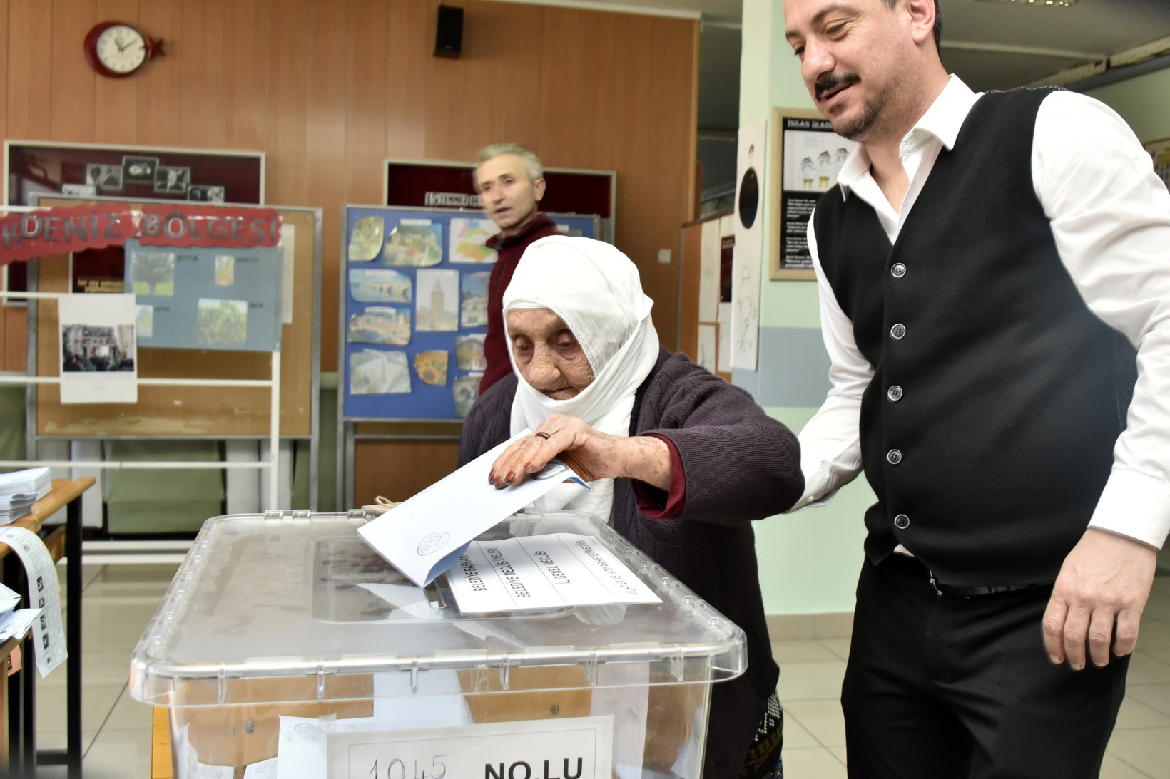 Gümüşhane’de 112 yaşındaki Güllü Nine sandık başına gitti 4