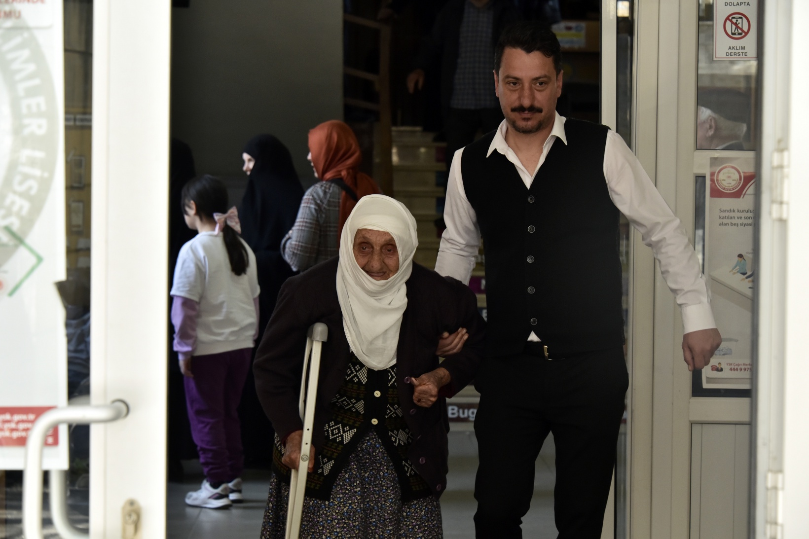 Gümüşhane’de 112 yaşındaki Güllü Nine sandık başına gitti 1