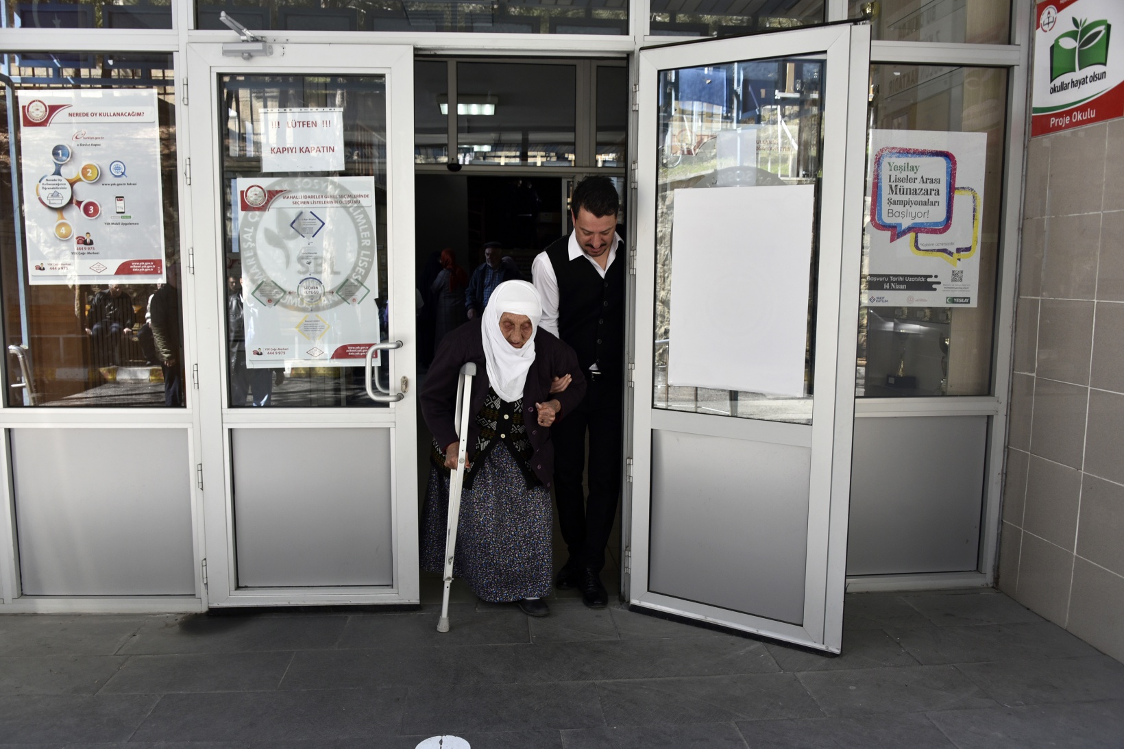 Gümüşhane’de 112 yaşındaki Güllü Nine sandık başına gitti 11