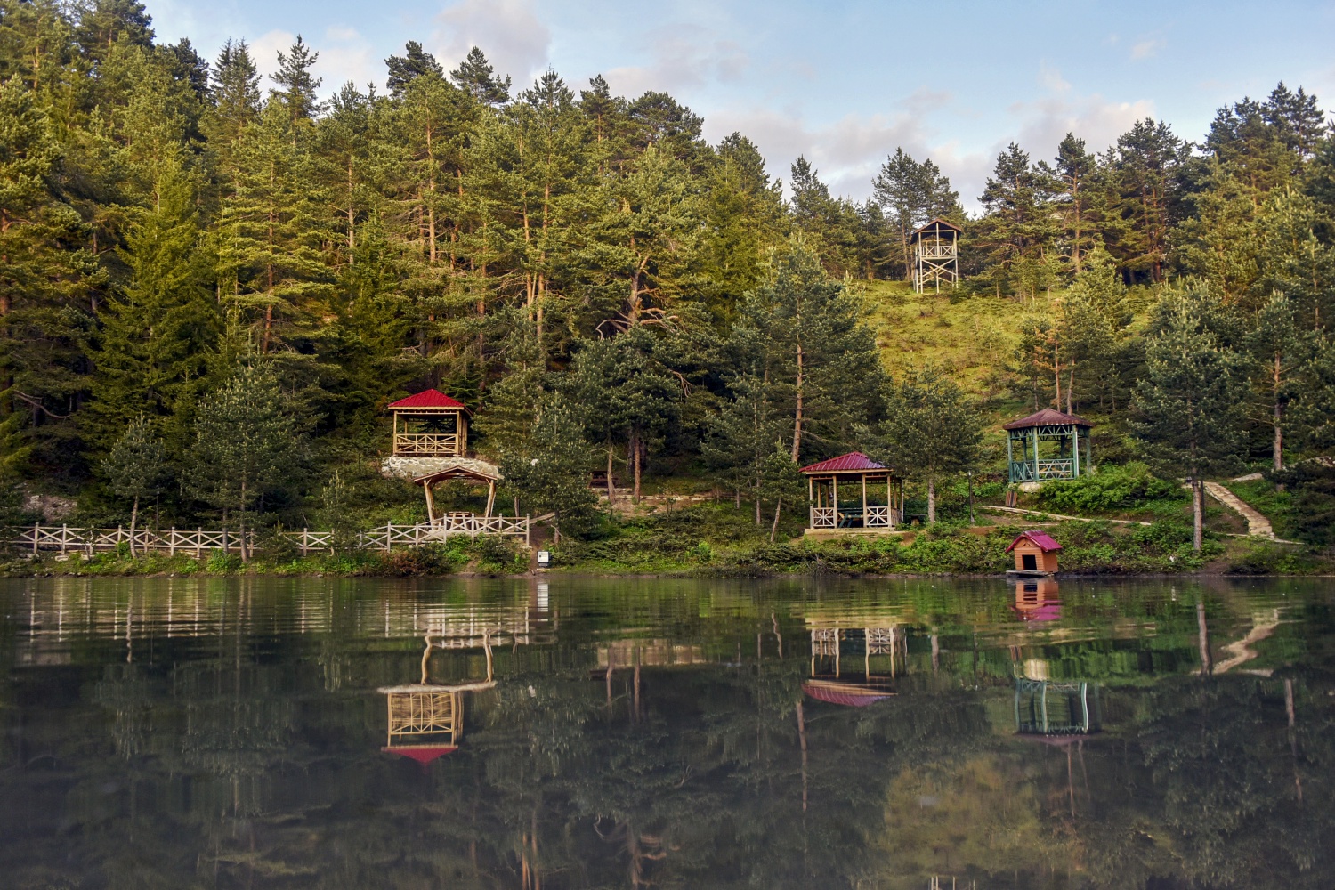 Sıcaktan bunalan soluğu Limni Gölünde alıyor 10