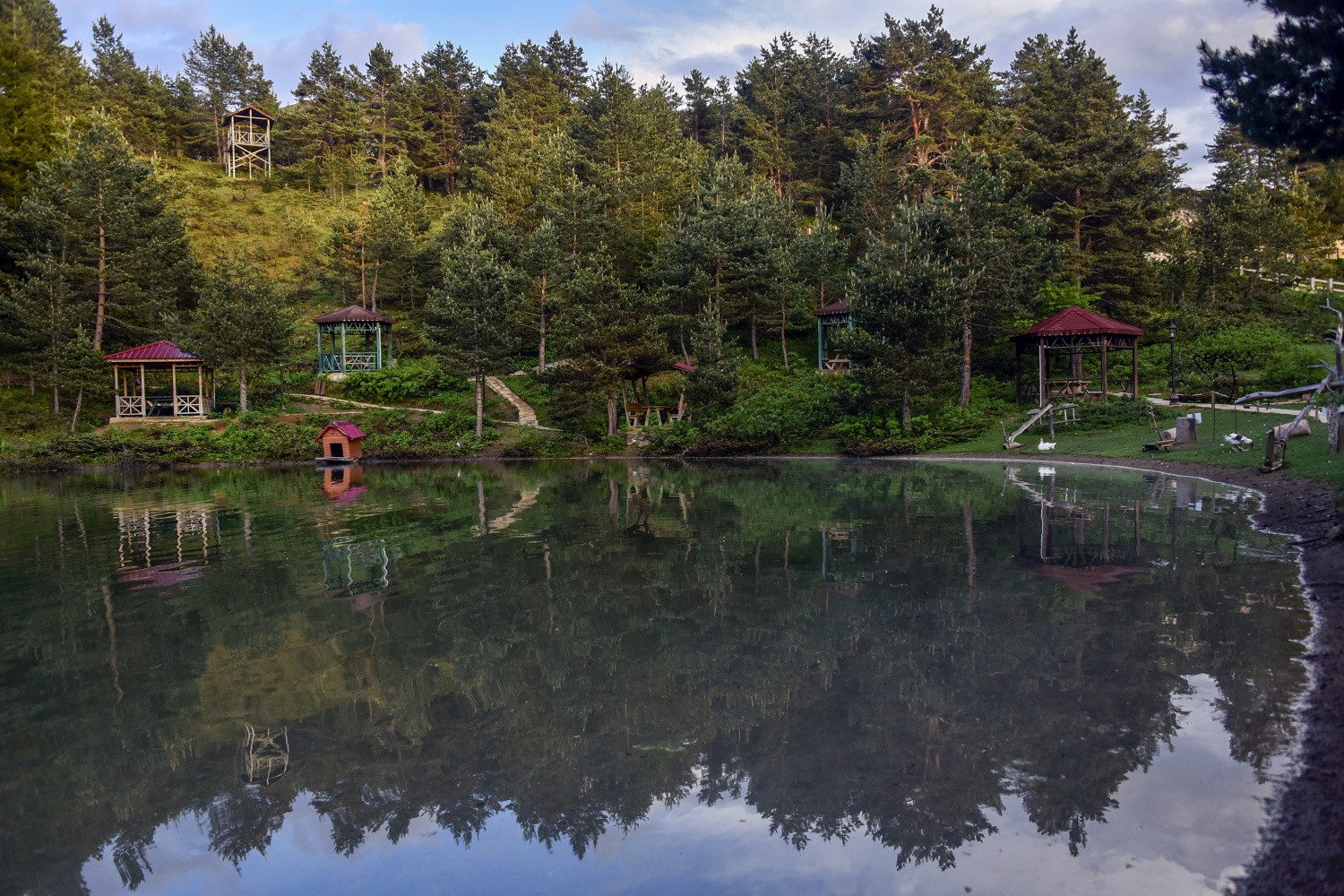 Sıcaktan bunalan soluğu Limni Gölünde alıyor 9